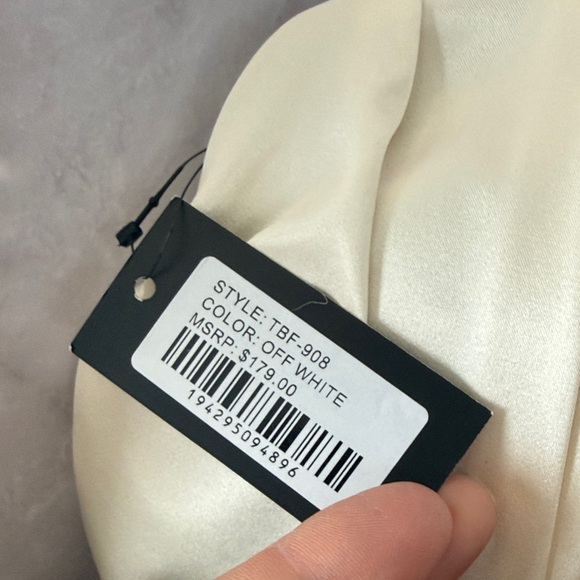 Elegant Cream Clutch with Floral Accents - Picture 4 of 8